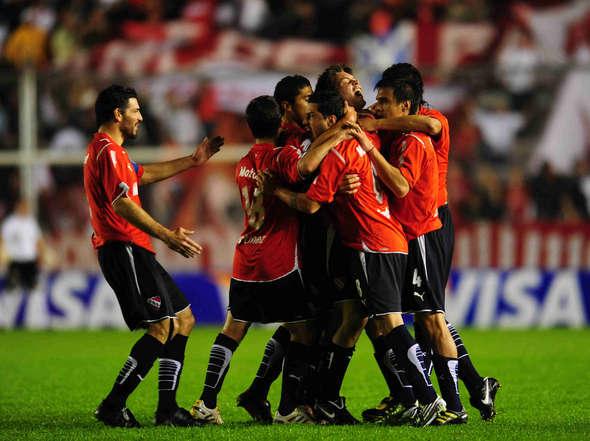 Independiente venció a Argentinos y parte con ventaja