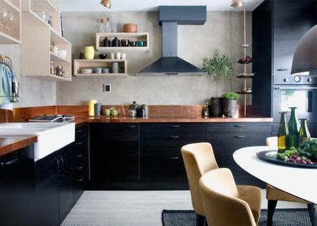 Una cocina en negro y cobre Una cocina sofisticada