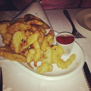 Pickels fritos en tempura con ketchup