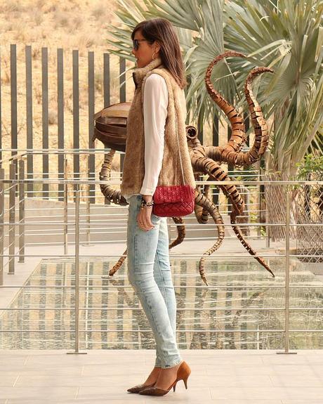 Con mi chaleco de pelo Con mi chaleco de pelo