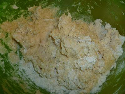 Caracolas rellenas con ciruelas pasas y crema pastelera