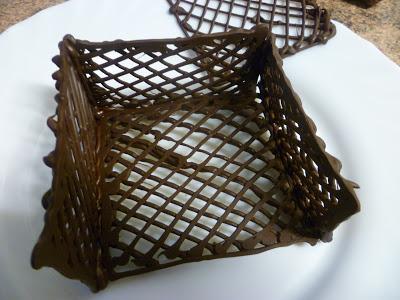 UNA CAJITA DE CHOCOLATE RELLENA DE HELADO