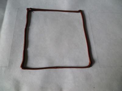 UNA CAJITA DE CHOCOLATE RELLENA DE HELADO