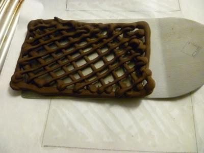 UNA CAJITA DE CHOCOLATE RELLENA DE HELADO