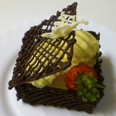 UNA CAJITA DE CHOCOLATE RELLENA DE HELADO