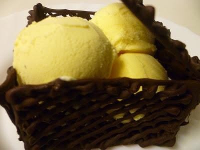 UNA CAJITA DE CHOCOLATE RELLENA DE HELADO