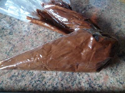 UNA CAJITA DE CHOCOLATE RELLENA DE HELADO