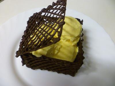 UNA CAJITA DE CHOCOLATE RELLENA DE HELADO