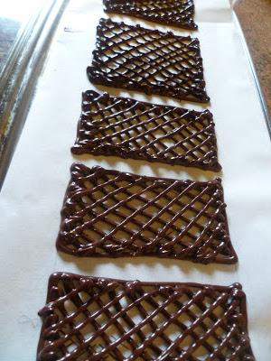 UNA CAJITA DE CHOCOLATE RELLENA DE HELADO
