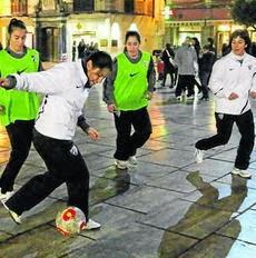 El Málaga Femenino entrena en la calle, por necesidad