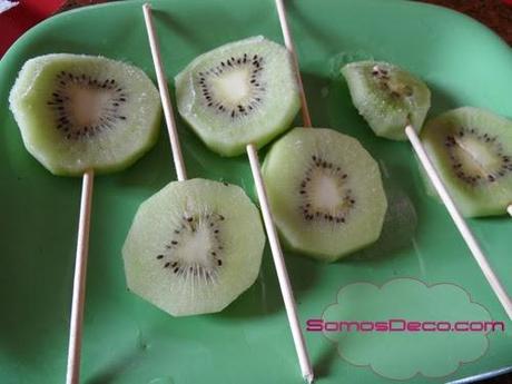PIRULETAS DE KIWI Y CHOCOLATE