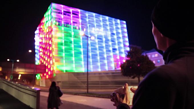 Gigantesco Cubo de Rubik en la fachada de un edificio.