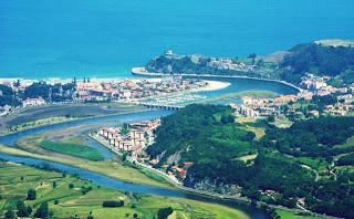 Ribadesella: a la vera del mar, a la orilla del río