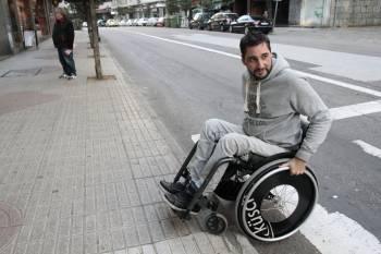 Ramón muestra un bordillo de Camelias inaccesible para una persona en silla de ruedas. (Foto: FELIPE CARNOTTO)