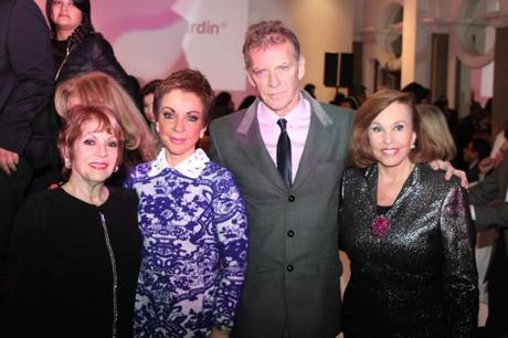 Moda con Causa de Pierre Cardin, Apoya la prevención y atención de las adicciones Moda_a_419