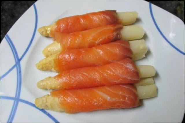 ESPARRAGOS VESTIDOS DE SALMON AHUMADO