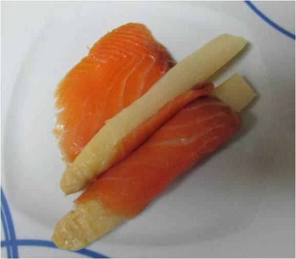 ESPARRAGOS VESTIDOS DE SALMON AHUMADO