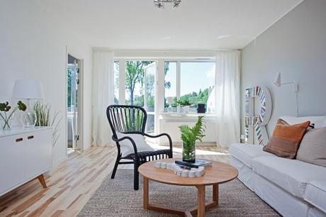 Luminoso ático semi diáfano con terraza suelo de madera de bambú muebles de diseño nórdicos Luminoso ático semi diáfano con terraza estilo decoración nórdico escandinavo distribución diáfana piso terraza decoración sencilla y práctica decoración piso piloto nórdico sueco blog interiores nórdicos escandinavos blog decoración nórdica