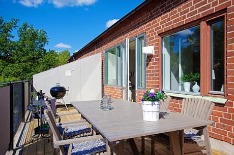 Luminoso ático semi diáfano con terraza suelo de madera de bambú muebles de diseño nórdicos Luminoso ático semi diáfano con terraza estilo decoración nórdico escandinavo distribución diáfana piso terraza decoración sencilla y práctica decoración piso piloto nórdico sueco blog interiores nórdicos escandinavos blog decoración nórdica