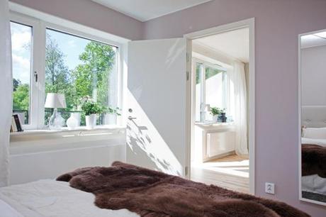 Luminoso ático semi diáfano con terraza suelo de madera de bambú muebles de diseño nórdicos Luminoso ático semi diáfano con terraza estilo decoración nórdico escandinavo distribución diáfana piso terraza decoración sencilla y práctica decoración piso piloto nórdico sueco blog interiores nórdicos escandinavos blog decoración nórdica