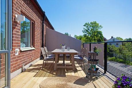 Luminoso ático semi diáfano con terraza suelo de madera de bambú muebles de diseño nórdicos Luminoso ático semi diáfano con terraza estilo decoración nórdico escandinavo distribución diáfana piso terraza decoración sencilla y práctica decoración piso piloto nórdico sueco blog interiores nórdicos escandinavos blog decoración nórdica