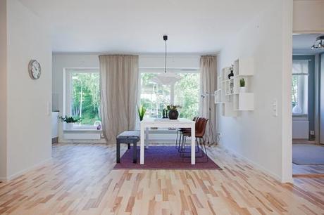 Luminoso ático semi diáfano con terraza suelo de madera de bambú muebles de diseño nórdicos Luminoso ático semi diáfano con terraza estilo decoración nórdico escandinavo distribución diáfana piso terraza decoración sencilla y práctica decoración piso piloto nórdico sueco blog interiores nórdicos escandinavos blog decoración nórdica