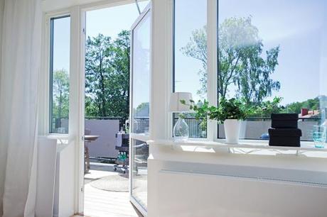 Luminoso ático semi diáfano con terraza suelo de madera de bambú muebles de diseño nórdicos Luminoso ático semi diáfano con terraza estilo decoración nórdico escandinavo distribución diáfana piso terraza decoración sencilla y práctica decoración piso piloto nórdico sueco blog interiores nórdicos escandinavos blog decoración nórdica