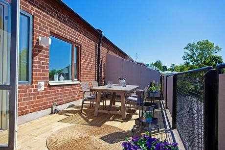 Luminoso ático semi diáfano con terraza suelo de madera de bambú muebles de diseño nórdicos Luminoso ático semi diáfano con terraza estilo decoración nórdico escandinavo distribución diáfana piso terraza decoración sencilla y práctica decoración piso piloto nórdico sueco blog interiores nórdicos escandinavos blog decoración nórdica