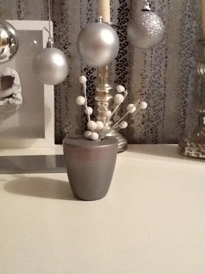 Decorando para Navidad: DIY vasos con globos para hacer pequeños jarrones