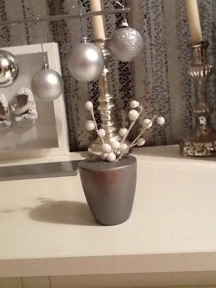 Decorando para Navidad: DIY vasos con globos para hacer pequeños jarrones