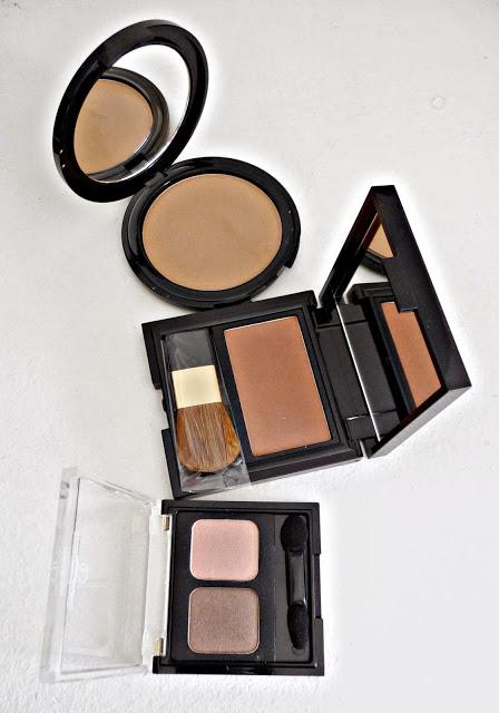 D´Orleac: dúo de sombras, maquillaje compacto o polvos, colorete, agua micelar y khol