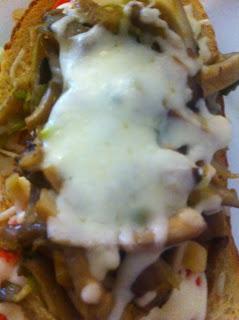 Tosta pizza de setas y ajetes