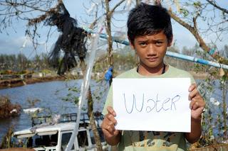 niño filipino pidiendo ayuda:agua