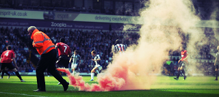 Utilizan niños en Inglaterra para pasar bengalas a los estadios