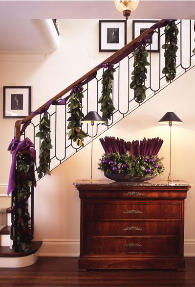 Lindas escaleras decoradas por Navidad