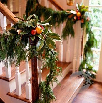 Lindas escaleras decoradas por Navidad