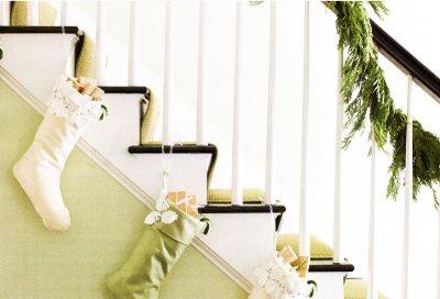 Lindas escaleras decoradas por Navidad