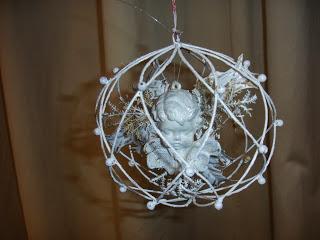 PREPARANDO LOS ADORNOS NAVIDEÑOS.