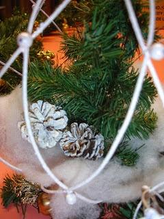 PREPARANDO LOS ADORNOS NAVIDEÑOS.