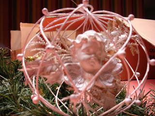 PREPARANDO LOS ADORNOS NAVIDEÑOS.