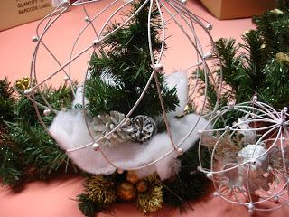 PREPARANDO LOS ADORNOS NAVIDEÑOS.