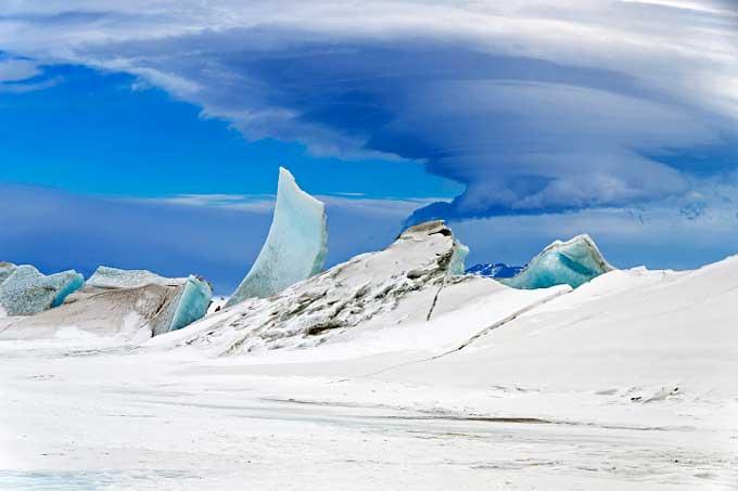 placas de hielo y nubes en la Antártida