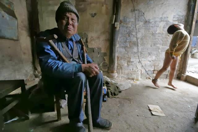 Niño chino con problemas mentales encadenado