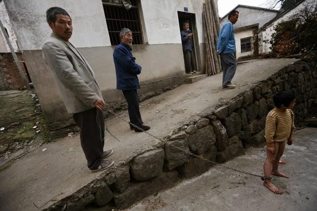 Niño chino con problemas mentales encadenado