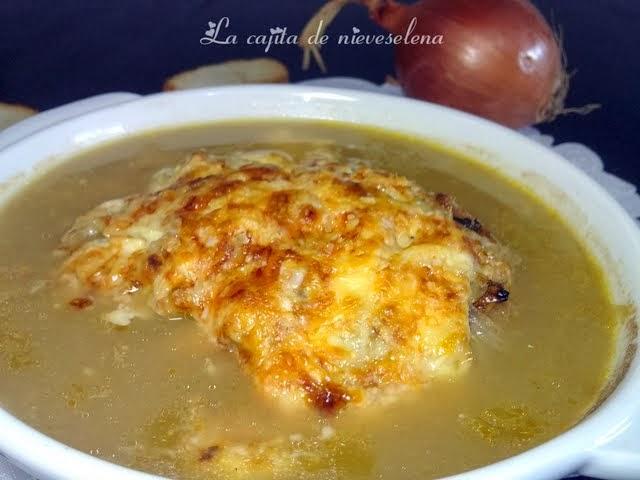 Sopa de cebolla y caldo de boletus al estilo francés