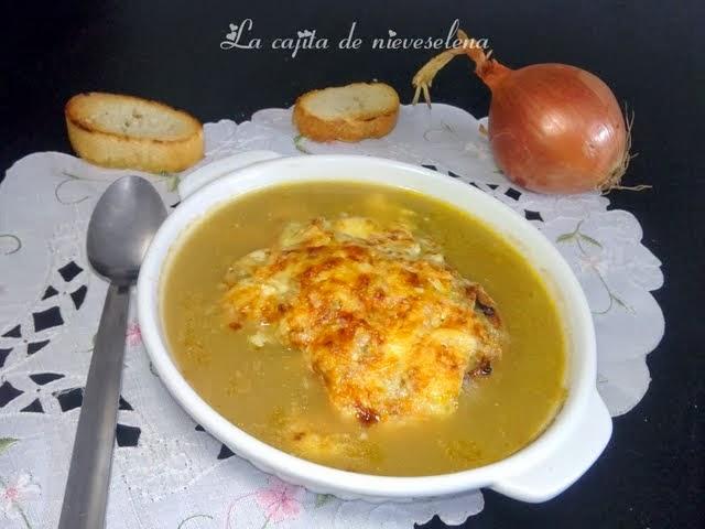 Sopa de cebolla y caldo de boletus al estilo francés