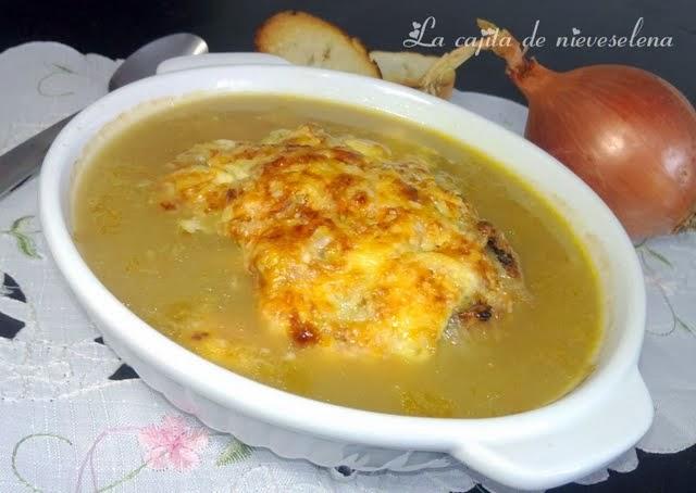 Sopa de cebolla y caldo de boletus al estilo francés