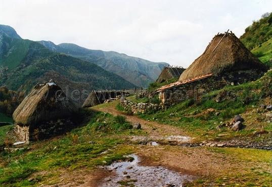Braña de Mumián, senderismo asturiano entre prados y cabañas