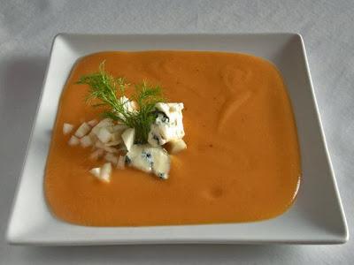 Crema de garbanzos y boniato con dados de queso azul y picadillo de hinojo...