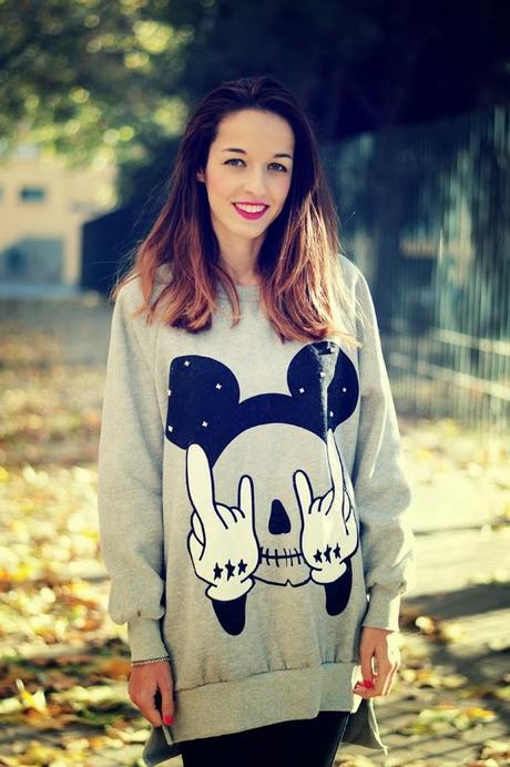 SUDADERA LARGA CON LEGGINS DE CUERO